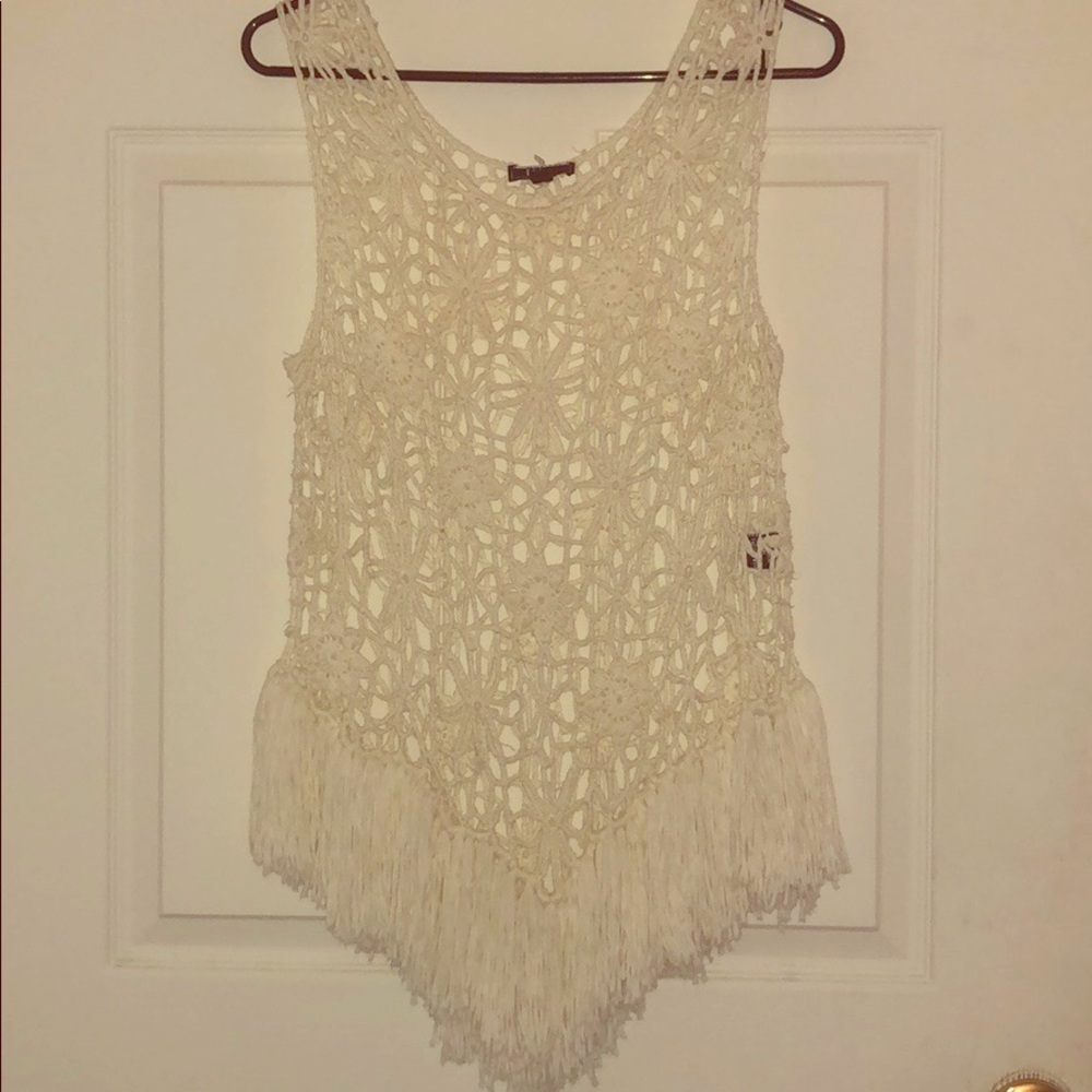 Crochet top with fringe In a off-white color
